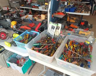 Twisting turning tools