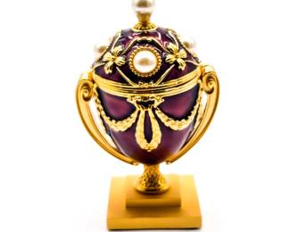Joan Rivers � The Lost Treasures Egg� w/ Bee Pin