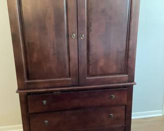 Wardrobe/Armoire