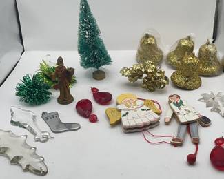 Lot 307 | Vintage Christmas Decoration Lot Ornament Bell