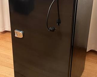 Lot 40 | Frigidaire Mini Fridge Retro Look