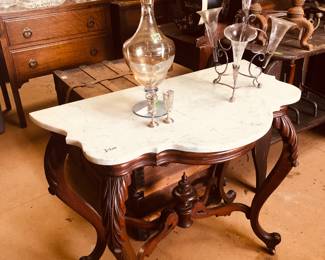 Lovely marble topped entry table, great condition