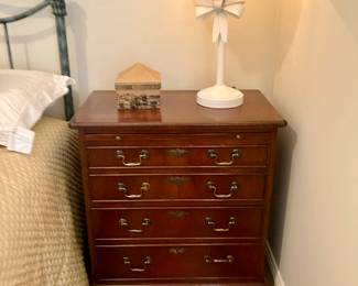 Small 4-drawer chest