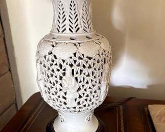 Vintage blanc de chine lamp