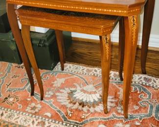 Nesting table set