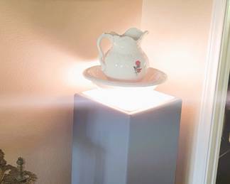 Lighted art pedestal