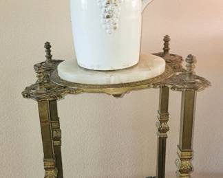 Onyx pedestal