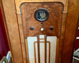 Vintage RCA Victor Console Radio