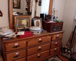 Bedroom set, full size bed and 2 dressers.