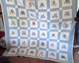 OLD QUILT WITH CROCHETED  FLOWERS OF THE 48 STATES DATING THIS TO BETWEEN 1912 to 1959 