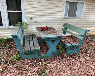 Picnic table