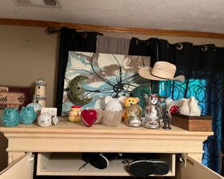 Figurines and snowglobes