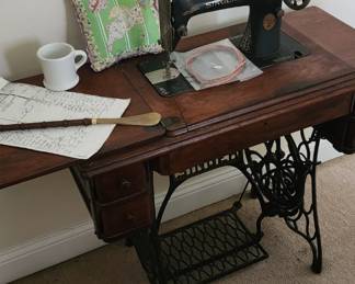 Very nice Antique Singer Tredel Sewing Machine!