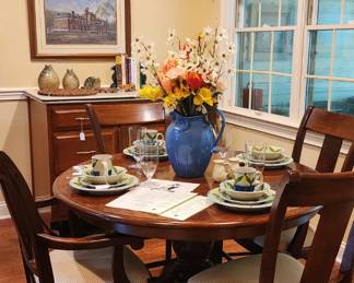 Very nice Nicolas & Stone Table & Chairs, extra leaf & table pads