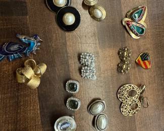 Various Vintage Earrings - Clip. 1. Black & White Vintage Ann Taylor . 2. Sterling Silver Mother of Pearl. 3. Silver and Crystal. 4. Vintage Pearl & Crystal. 5. Vintage Goldtone Pearl.
Vintage Gold plated brass 1970’s Brooch.