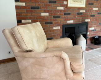 Cool mid century lounge chair..just add a bourbon, cigar and Sinatra tunes..has a nice worn look to it