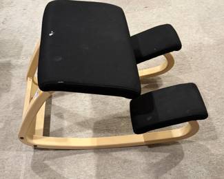 Ergonomic kneeling chair