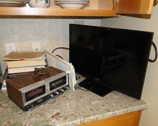 Vintage radio, Samsung TV