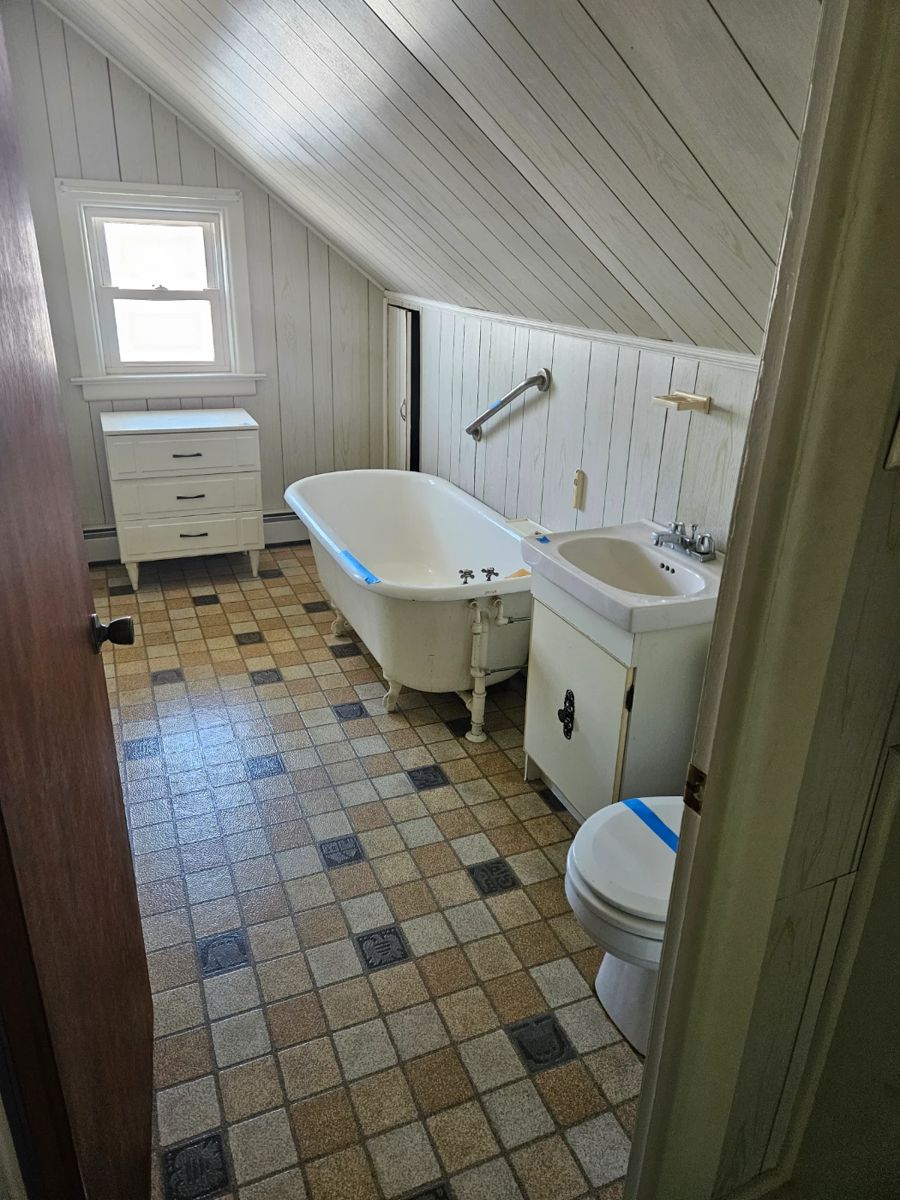 CLAWFOOT TUB 5 FT