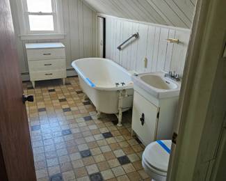 CLAWFOOT TUB 5 FT