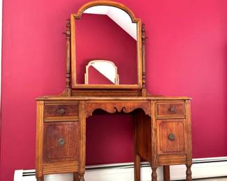 Make Up Vanity With Mirror