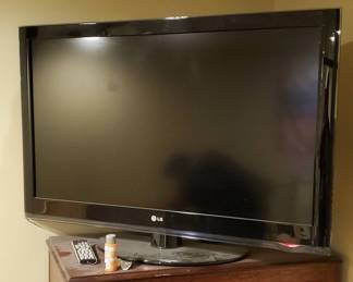 LG 42LH40 LCD Television With Remote And Apple TV Conduit