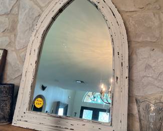 STYLISH ARCH MIRROR IN WORN-WHITE!