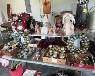 SOME BEAUTIFUL CHRISTMAS DECOR!