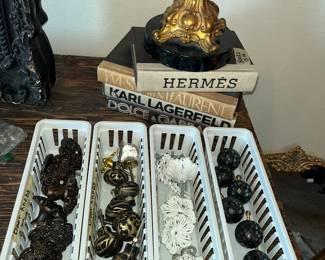 DECORATIVE KNOBS