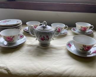 Beautiful floral set, 8 bread plates, 8 tea cups 1 sugar container