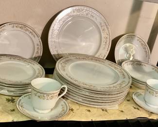China service for 8, golden Autumn
