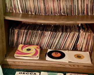 Vinyl records, Hundreds of sleeved singles, great selection
