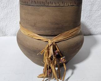 VINTAGE OR ANTIQUE NATIVE AMERICAN POTTERY VESSEL
