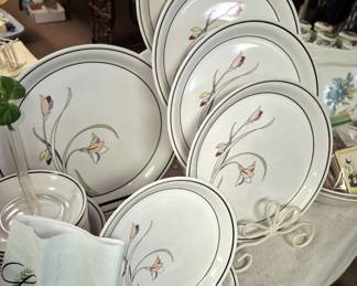 Nitto Meadow Stone "Ming Garden" china set 