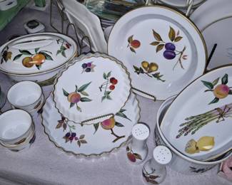"Royal Worcester Evesham" 