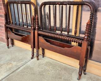 Pr. Jenny Lind twin beds