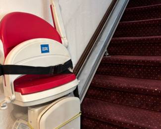 Stairlift fits most staircases straight and adjustable