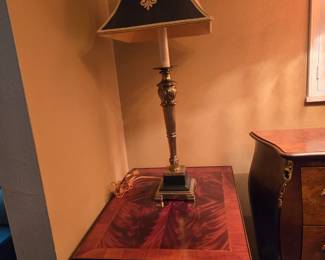 Burl wood top end table & brass lamp