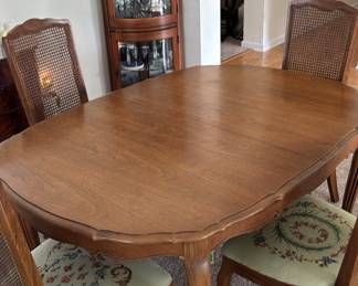 Vintage walnut dinning table with 2 leaves and table pads. 6 beautifully needle pointed chairs 2 have arms. 2 of the chairs need some repair to the cain backing
84 x 42 with the leaves. Each leaf measures 12” wide. Thomasville furniture circa 1962