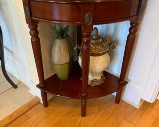 Corner accent table