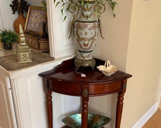 Corner accent table