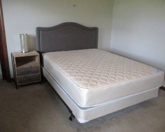 Very nice queen bed
