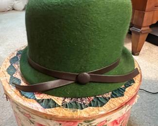 Vintage green ladies hat 