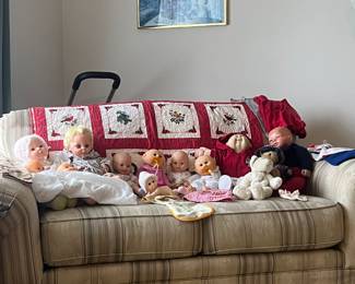 Comfy loveseat, baby dolls, & cabbage patch kids 