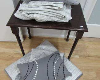 Several sheet sets / comforters / duvets