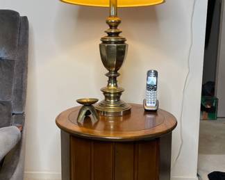 Broyhill Brasilia style end table & brass lamp