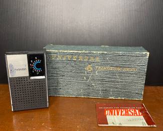Universal Transistor Radio vintage 