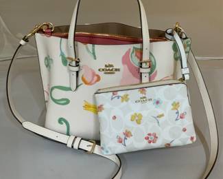 Coach Mollie Tote 25 Dreamy Land Floral Print with a matching zip pouch. Coated canvas and smooth leather.
Design: Zip-top closure, fabric lining, interior compartments 9.8" (L) x 7.5" (H) x 4.8" (W).
Authenticity: Check for a leather creed patch with serial number and YKK engraved on the zipper.