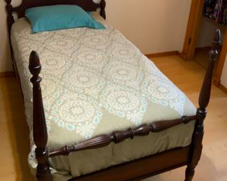 Ethan Alien VIntage Solid Mahogany 4 Poster “Pineapple” Twin Bed