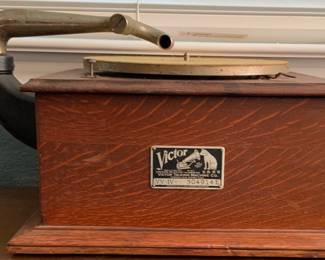 Antique Victor Victrola Talking Machine Phonograph Record Player VV-IV The VV IV - Is a Tiger Oak Cabinet Tabletop Model sold between 1911-1926.